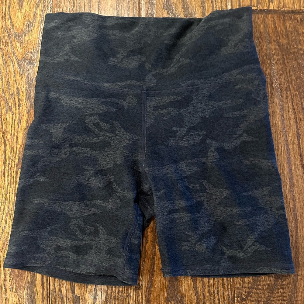 Vuori Women’s Camo XS shorts